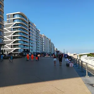 Betsy Met Direct Zeezicht Oostende